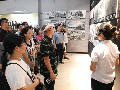 学员在西柏坡参观学习并进行研讨