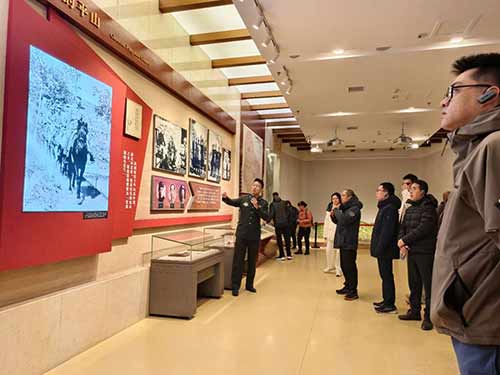 学员参与“重走赶考路”体验活动